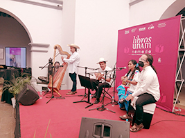Enrique Barona y el grupo Yolotecuani